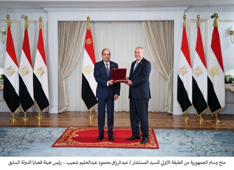 الرئيس السيسي يمنح رؤساء النقض ومجلس الدولة وقضايا الدولة والنيابة الإدارية السابقين وسام الجمهورية