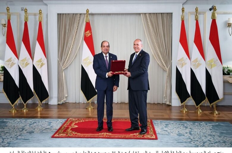 الرئيس السيسي يمنح رؤساء النقض ومجلس الدولة وقضايا الدولة والنيابة الإدارية السابقين وسام الجمهورية