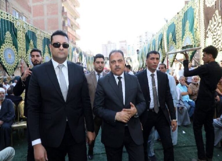 محافظ الشرقية يُؤدي واجب العزاء في نائب رئيس هيئة النيابة الإدارية