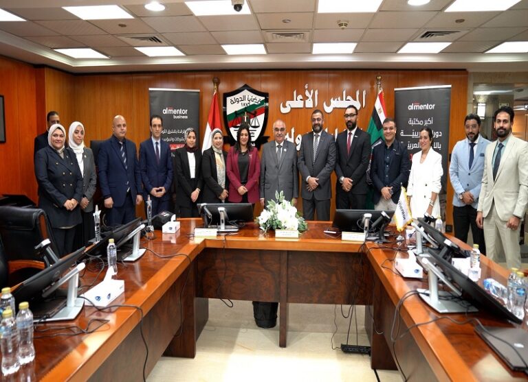 رئيس هيئة قضايا الدولة يكرم مستشارى الهيئة الذين اجتازوا البرامج التدريبية المتخصصة