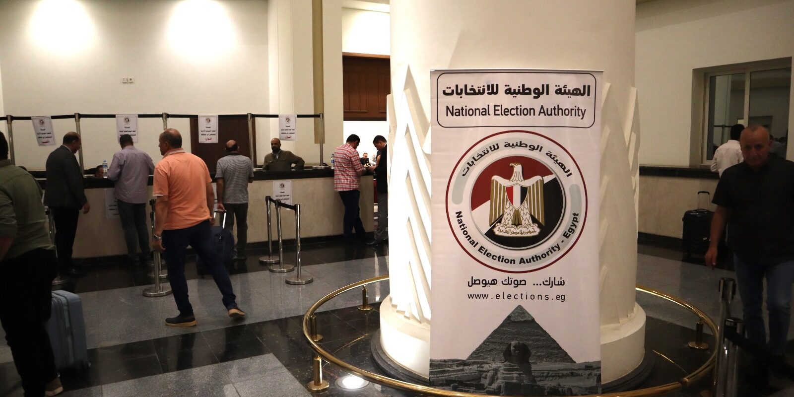 السكة الحديد تشارك في نقل القضاة المشرفين على انتخابات مجلس النواب بعدة محافظات | صور