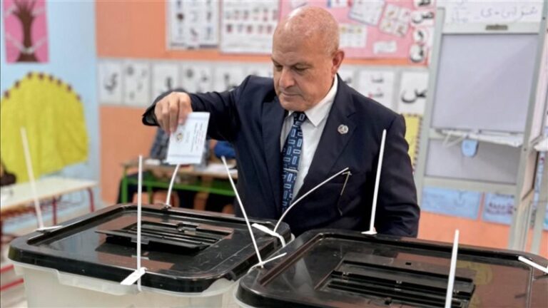 رئيس هيئة النيابة الإدارية يدلي بصوته في انتخابات مجلس النواب
