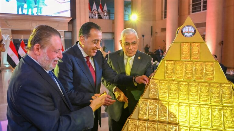 بعد تسليمها للبنك المركزى.. من أين جاء ربع طن الذهب الذى سلمته النيابة؟