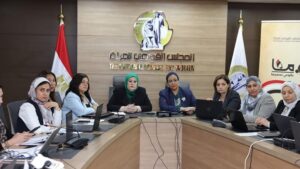 المستشارة أمل عمار تتابع تصويت السيدات فى انتخابات النواب من غرفة عمليات قومى المرأة