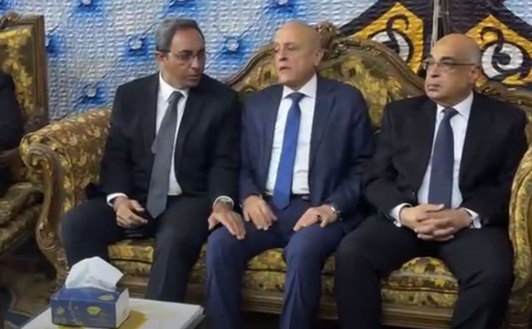 وزير العدل يقدم واجب العزاء لأسرة المستشارة سهام الأنصارى فى قرية الخطارة بقنا