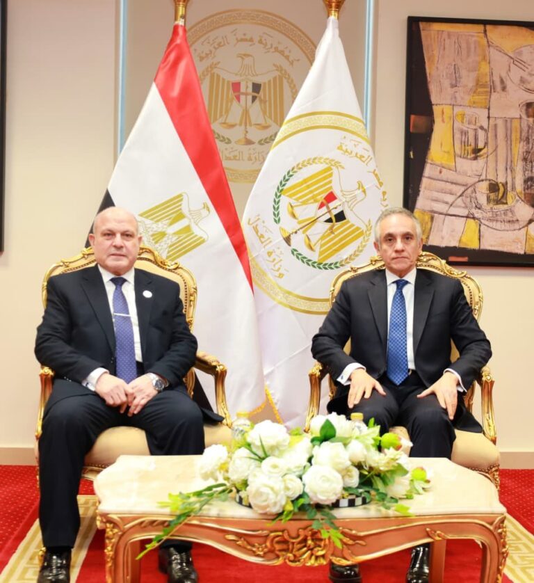 رئيس هيئة النيابة الإدارية يزور وزير العدل لتهنئته بتوليه المنصب الجديد