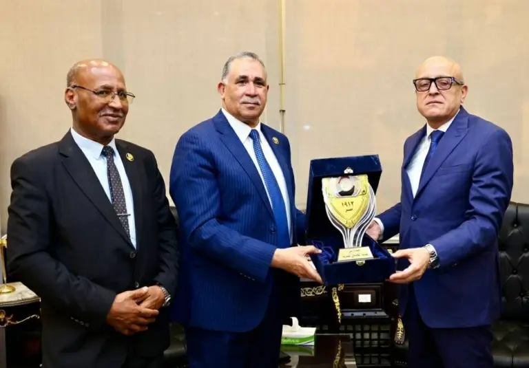 محافظ الأقصر يبحث تعزيز التعاون مع نقابة المحامين ويتسلم درع النقابة