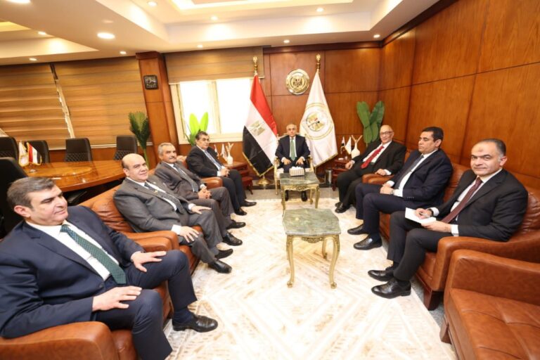 تطبيقا للعمل عن بُعد.. وزير العدل يباشر مهامه من مركز الدراسات ويلتقي نادي مجلس الدولة